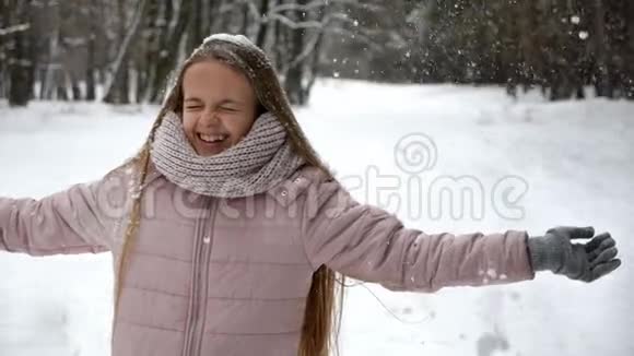 冬天森林里的女孩玩得很开心慢动作视频的预览图