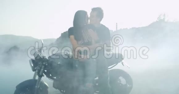 年轻夫妇坐在他们的摩托车旁边享受着在一起的浪漫时光视频的预览图