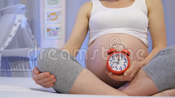怀孕最后一个月的未来母亲视频的预览图