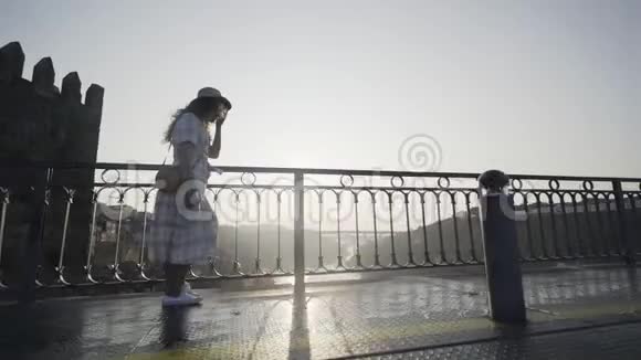 在桥上跟着女人走视频的预览图