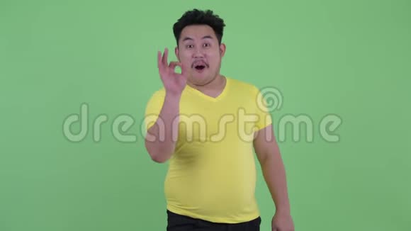 快乐年轻体重超重的亚洲男人视频的预览图