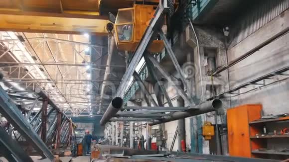 起重机连接着一个巨大的金属结构并在工厂上移动视频的预览图