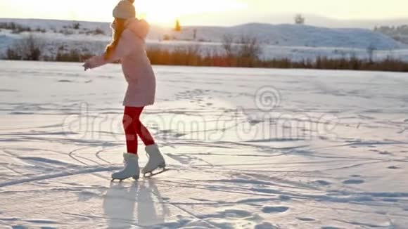 在夕阳下的湖面上滑冰女孩视频的预览图