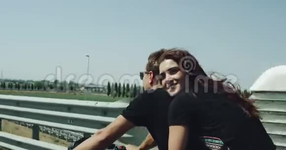 漂亮的年轻夫妇有一个浪漫的骑摩托车在高速公路上在夏天缓慢的动作视频的预览图