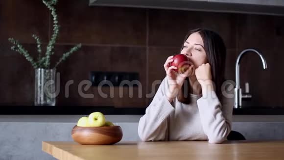 牙疼的女人吃红苹果视频的预览图