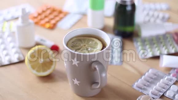 患流感的妇女吃药喝柠檬茶视频的预览图