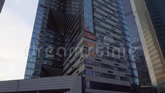 摩天大楼的全景框架从下向上和向后移动视频的预览图
