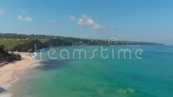 热带绿松石海洋与大浪和海滩在巴厘岛空中视频视频的预览图
