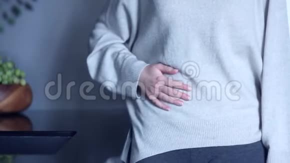 女人在厨房胃疼视频的预览图