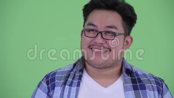 快乐年轻超重的亚洲时髦男人的脸视频的预览图