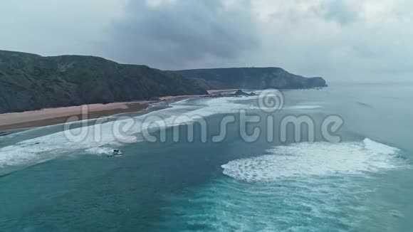 在葡萄牙沙滩和岩石上飞行视频的预览图