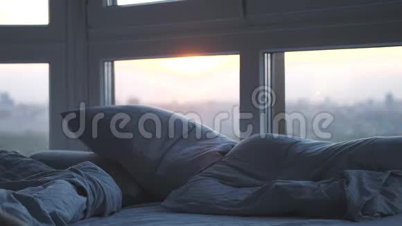 年轻迷人的女人要睡在房间里一个漂亮的女人躺在窗边的床上的肖像视频的预览图