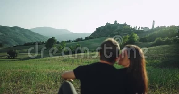 漂亮的年轻夫妇在迷人的风景中享受在一起的时光视频的预览图