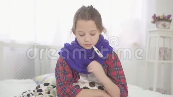 一个十几岁的女孩生病坐在家里高温无聊视频的预览图