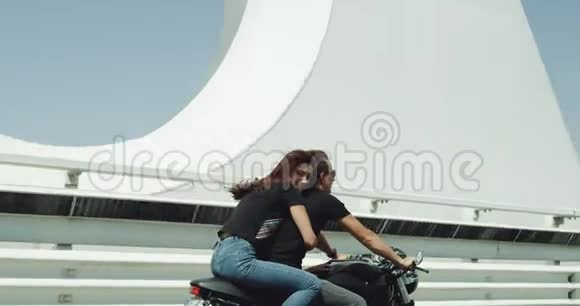 在高速公路上美丽的一对夫妇骑着他们的黑色摩托车开心地微笑着享受着时光视频的预览图