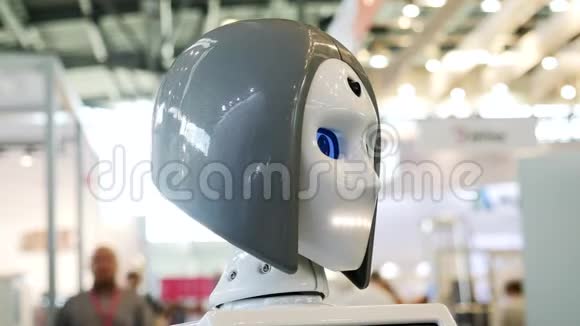 动作和说话的女性机器人的特写蓝色的眼睛媒体不同的工作机器人集合视频的预览图