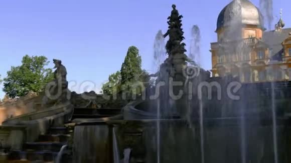 在班伯格的西霍夫城堡里有一个叫卡斯卡德的喷泉视频的预览图