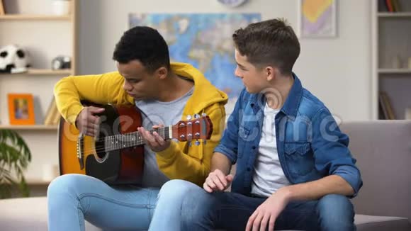 多种族青少年朋友准备参加吉他音乐家职业比赛视频的预览图