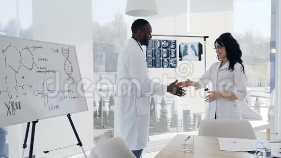 两位年轻医生在医院里互相握手视频的预览图