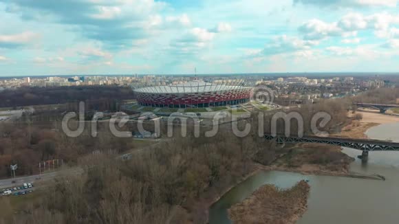 建立华沙空中景观PGE体育场城市中心文化和科学宫PalacKulturyiNauki视频的预览图