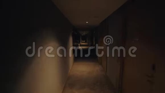 男人穿过酒店走廊叫电梯视频的预览图
