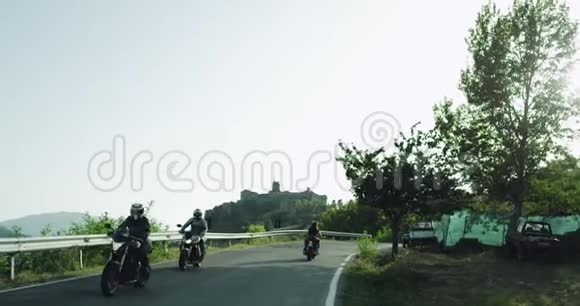 高速公路中间的三辆摩托车在令人惊叹的风景中您的旅途愉快视频的预览图
