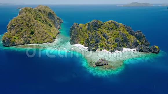 菲律宾巴拉望岛ElNido清水岛的空中无人机镜头岩石和晶莹剔透的绿松石视频的预览图