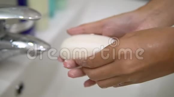 在浴室的慢动作复制空间里温柔的女人用肥皂洗手视频的预览图