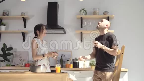 幸福浪漫的家庭夫妇享受素食一起在厨房交谈微笑的夫妻视频的预览图