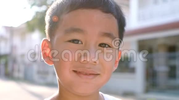 近距离面对快乐的亚洲儿童快乐的情绪站在户外视频的预览图