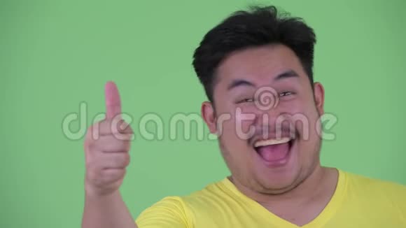 快乐的年轻超重亚洲男人竖起大拇指视频的预览图