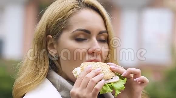 孕妇吃汉堡和火腿和新鲜沙拉健康的胃口午餐时间视频的预览图