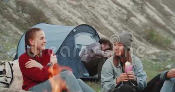 晚上在露营的时候可爱的一对情侣男朋友拿着毯子给女朋友挑拥抱得很好视频的预览图