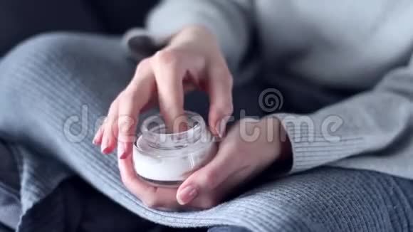 使用保湿霜的女性视频的预览图
