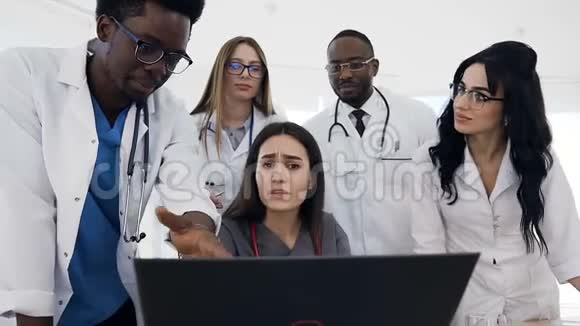 五位年轻医生在医院开会视频的预览图