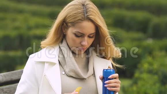 年轻有魅力的女士吃零食和喝碳酸饮料肥胖视频的预览图