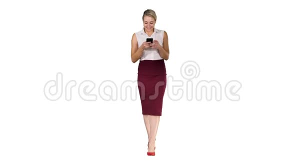成功的女性雇主在她的手机上键入短信时走在白色背景视频的预览图