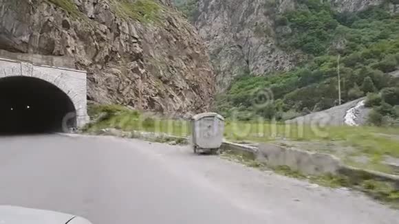入山隧道在山路上乘车出行视频的预览图