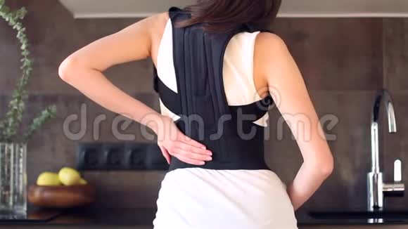 背部受伤的女人背着绷带视频的预览图