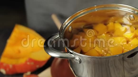 奶油南瓜汤烹饪炉子上烧着水锅上放着小南瓜快关门4K视频的预览图
