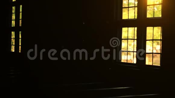 黑暗中的皮和窗户古老的历史教堂内黑暗的气氛视频的预览图