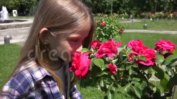 公园室外的儿童肖像玫瑰花大自然中的女孩嬉戏视频的预览图
