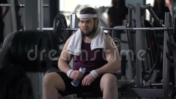 干渴的快乐男人在疲惫的训练后喝水减肥锻炼视频的预览图