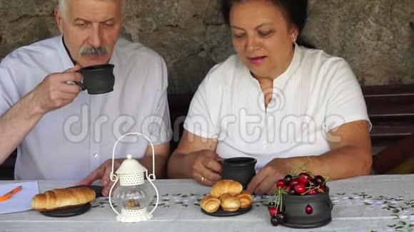 老人和女人一起喝茶视频的预览图
