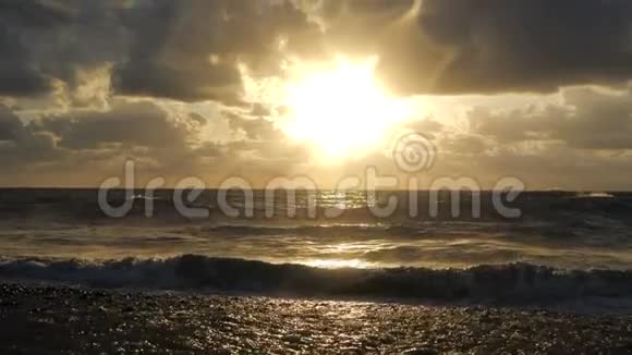 令人振奋的黑海沿岸日落时有高而泡沫的波浪缓慢移动视频的预览图