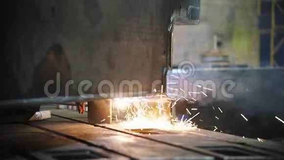焊接发生在金属结构的背面火花飞行视频的预览图