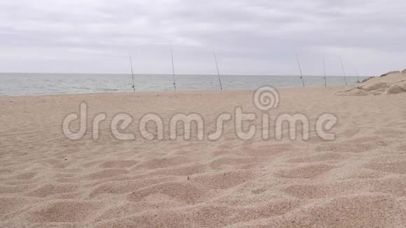在科斯塔布拉瓦的沙滩上钓鱼多云的春天下午视频的预览图