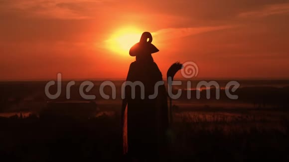 日出时站在山上的女巫视频的预览图