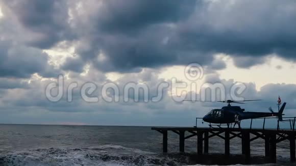 小型直升机站在斯洛文尼亚黑海海岸的沃登码头上视频的预览图