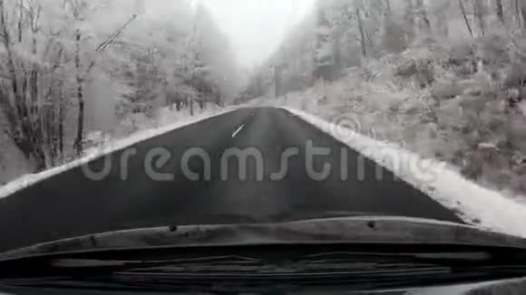 冬季车辆行驶槽景区山路视频的预览图